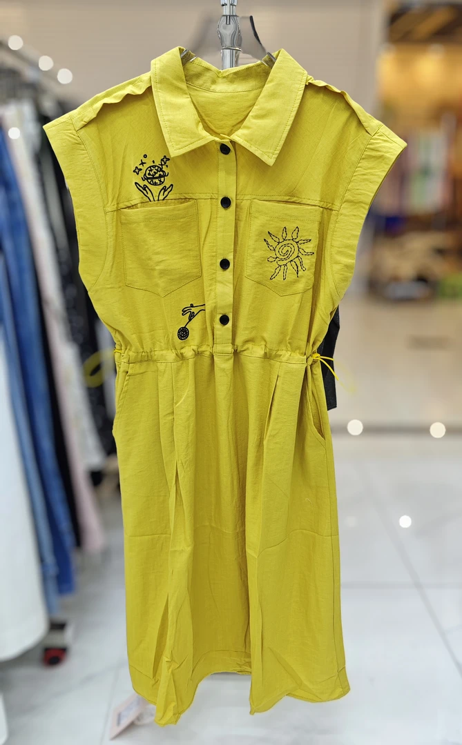 太阳刺绣花两侧抽绳翻领飞飞袖连衣裙夏