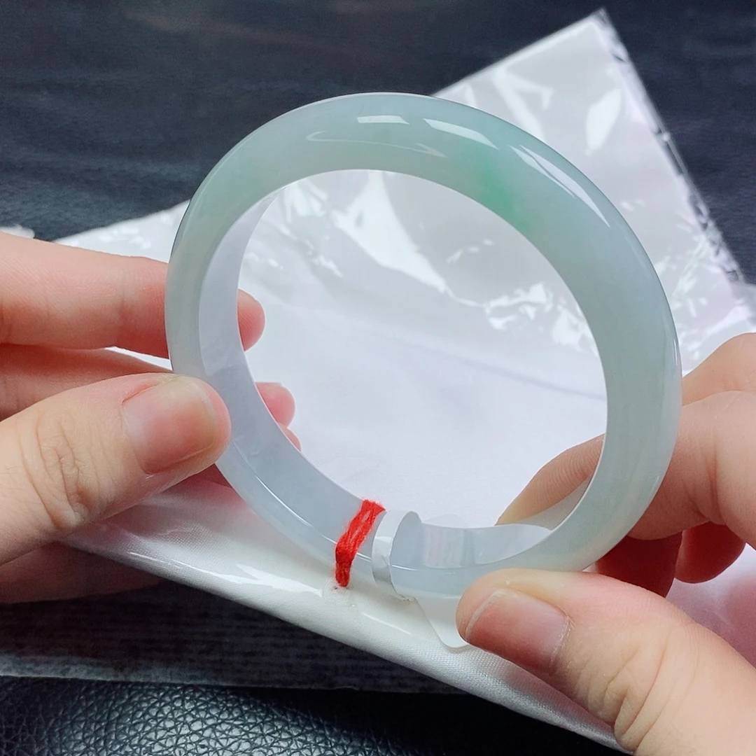 翡翠手镯未镶嵌正装飘绿 皮纹微抠瑕疵漏