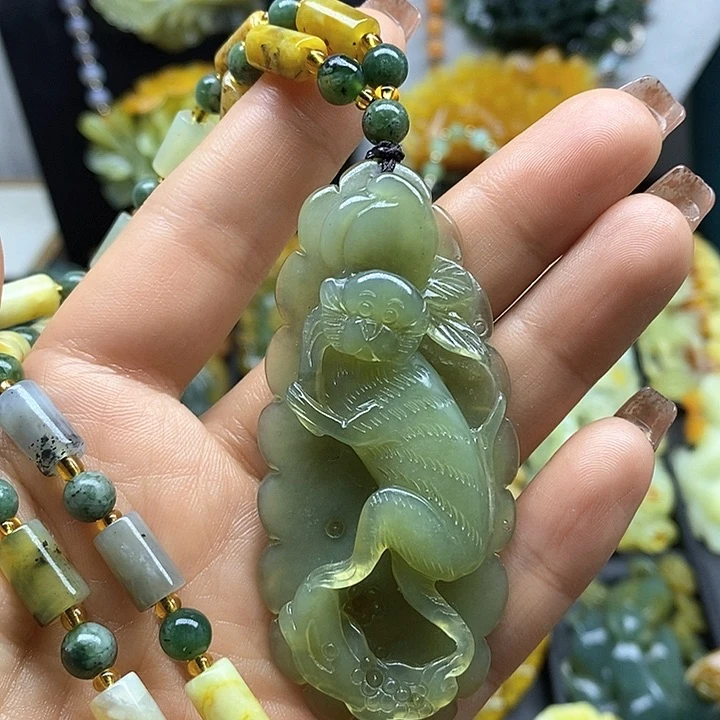 蛇纹石玉挂件未镶嵌