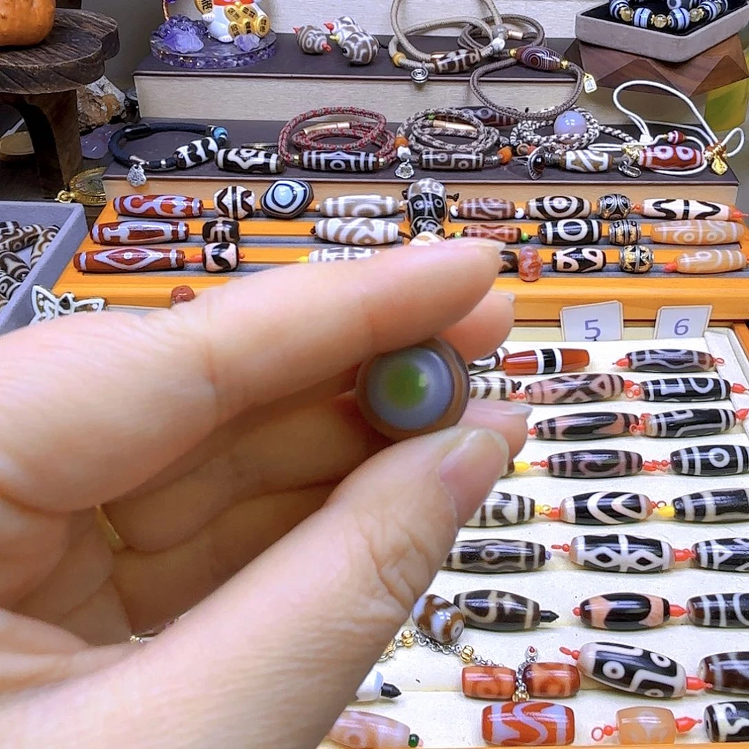 卓***卓玛瑙/玉髓合金颈饰