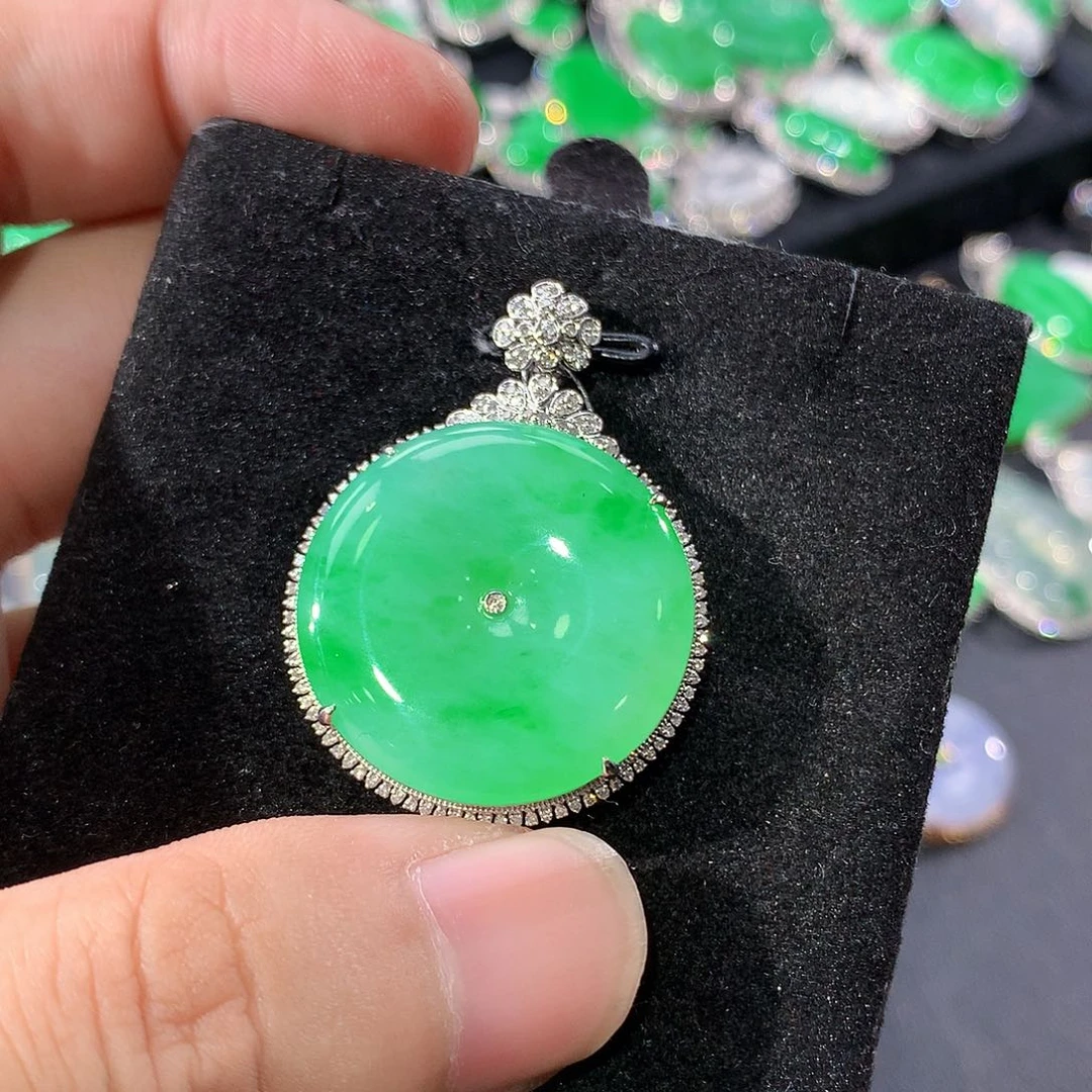 翡翠18K金镶嵌颈饰