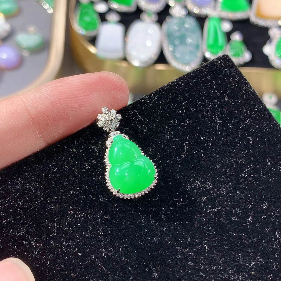 翡翠18K金镶嵌颈饰