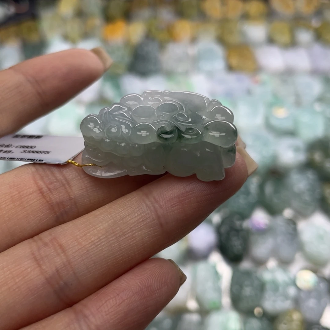 翡翠未镶嵌颈饰貔貅