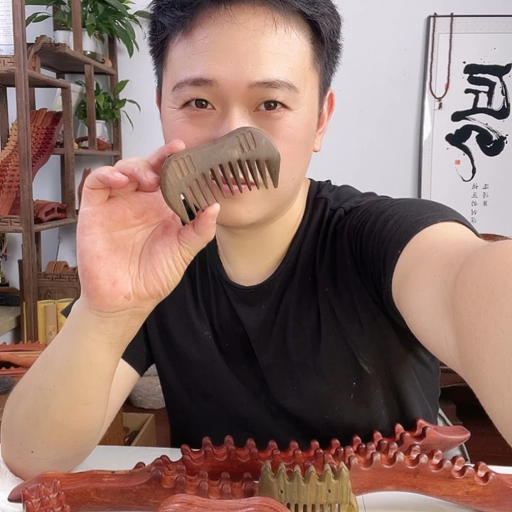 绿檀木小月梳子瑕疵