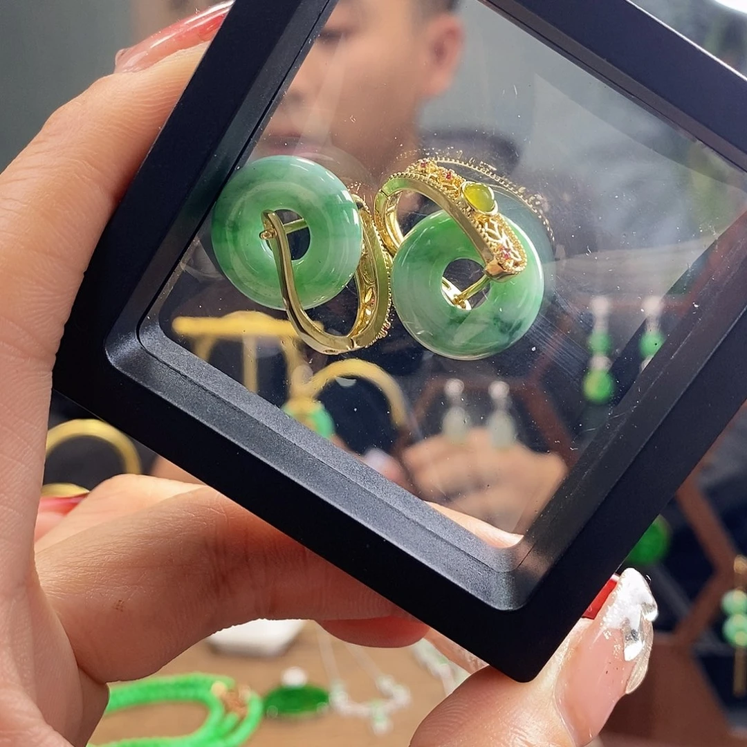 翡翠耳饰未镶嵌翡翠