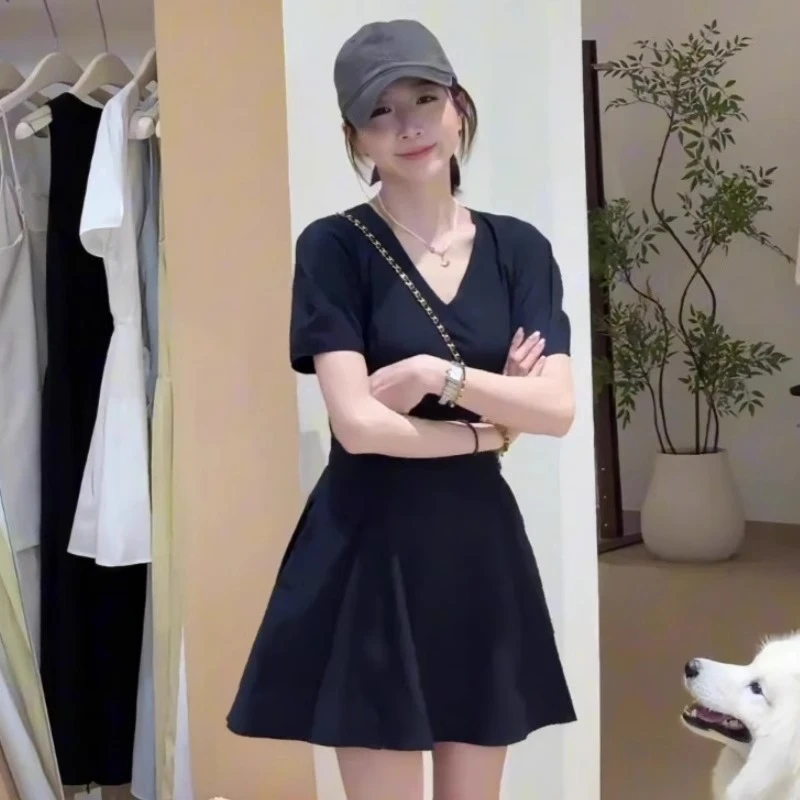 法式V领泡泡袖露背连衣裙女2025夏季新款网红爆款收腰显瘦A字短裙