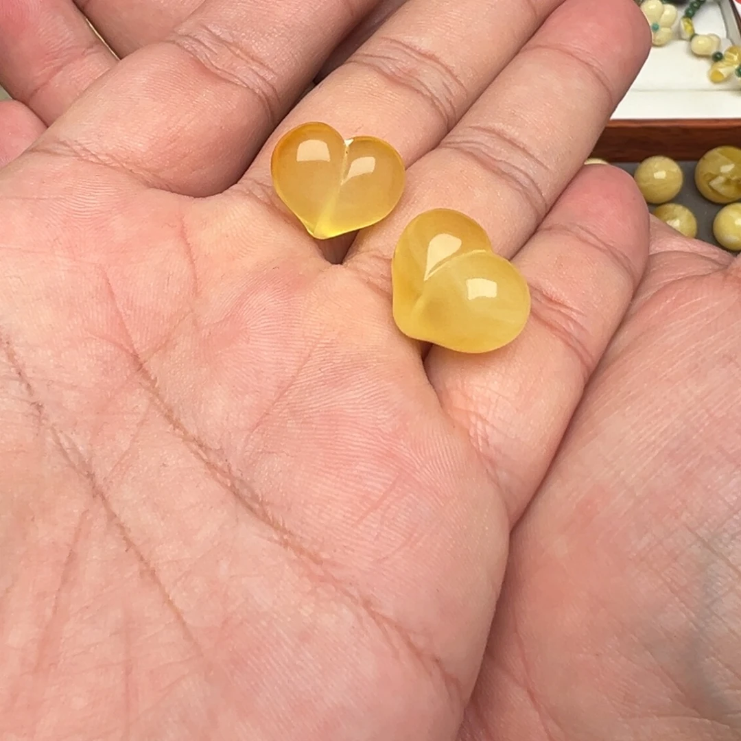 琥珀未镶嵌裸石屁桃一对