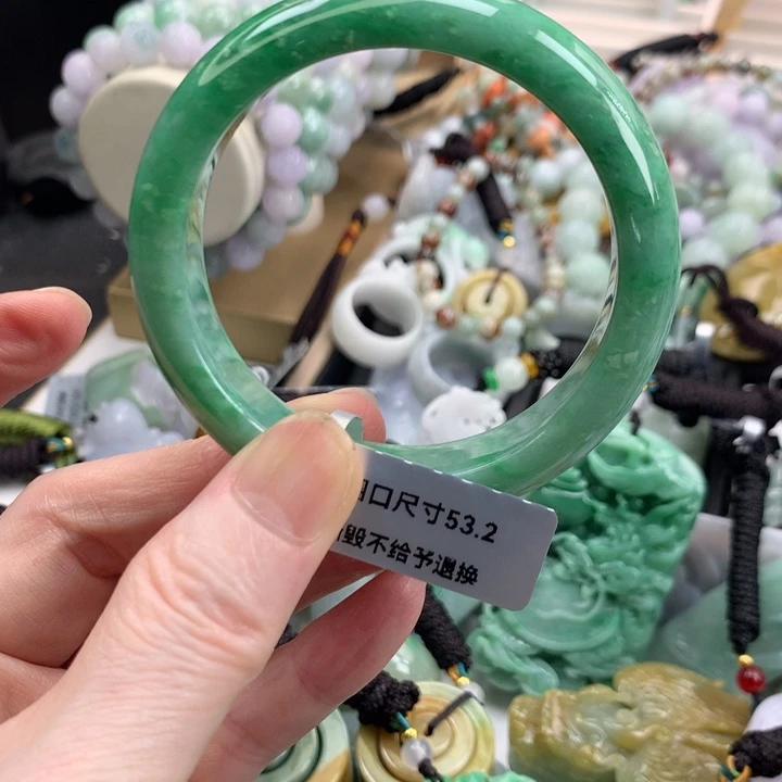 翡翠手镯未镶嵌吊坠