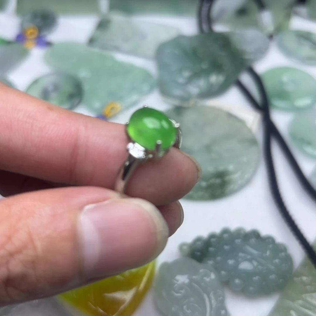 翡翠未镶嵌颈饰戒指