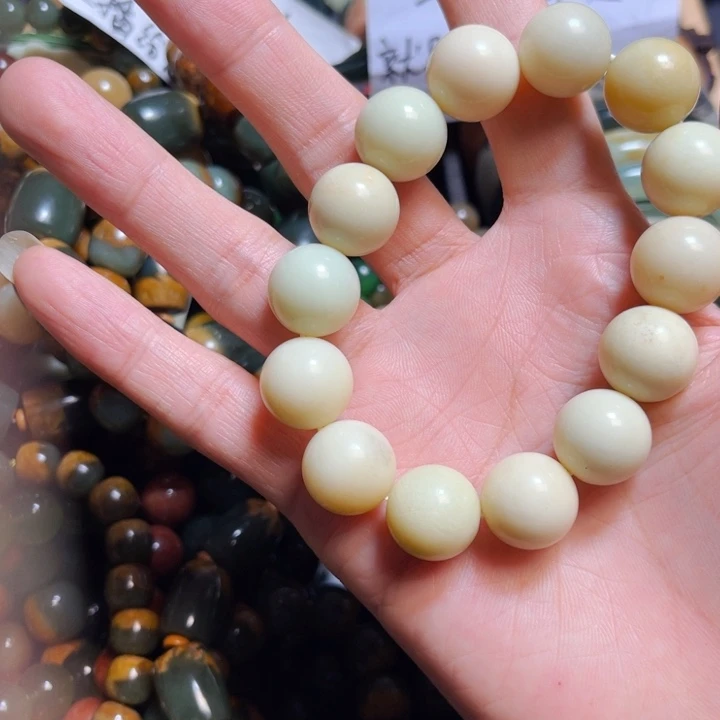 透闪石质玉颈饰未镶嵌