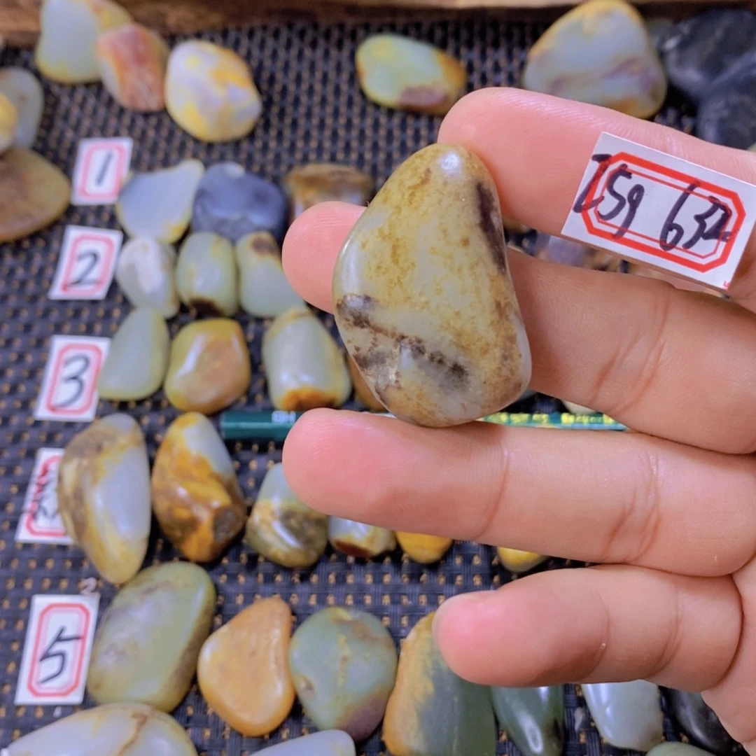 颈饰未镶嵌和田玉（糖玉）