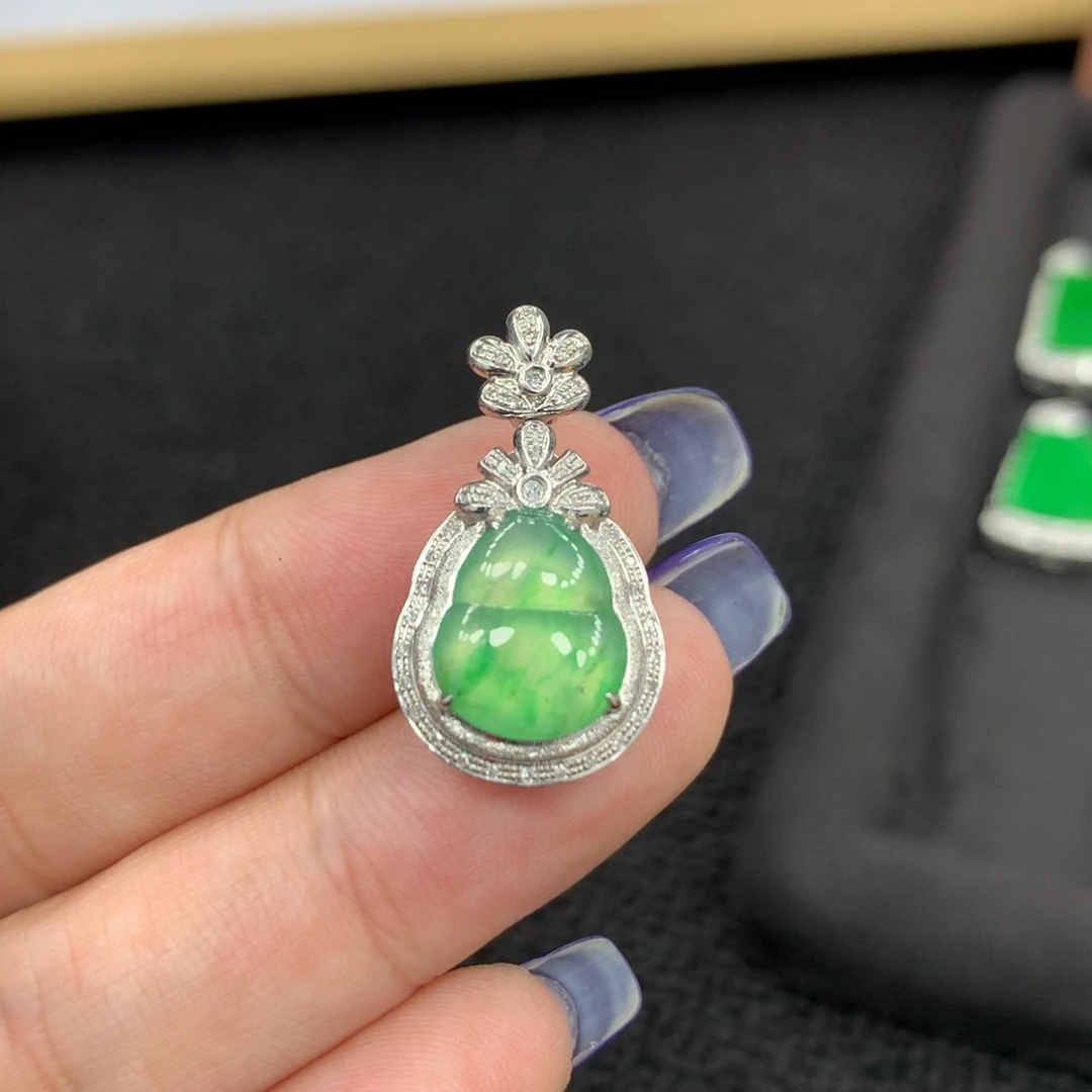 翡翠18K金镶嵌颈饰葫芦