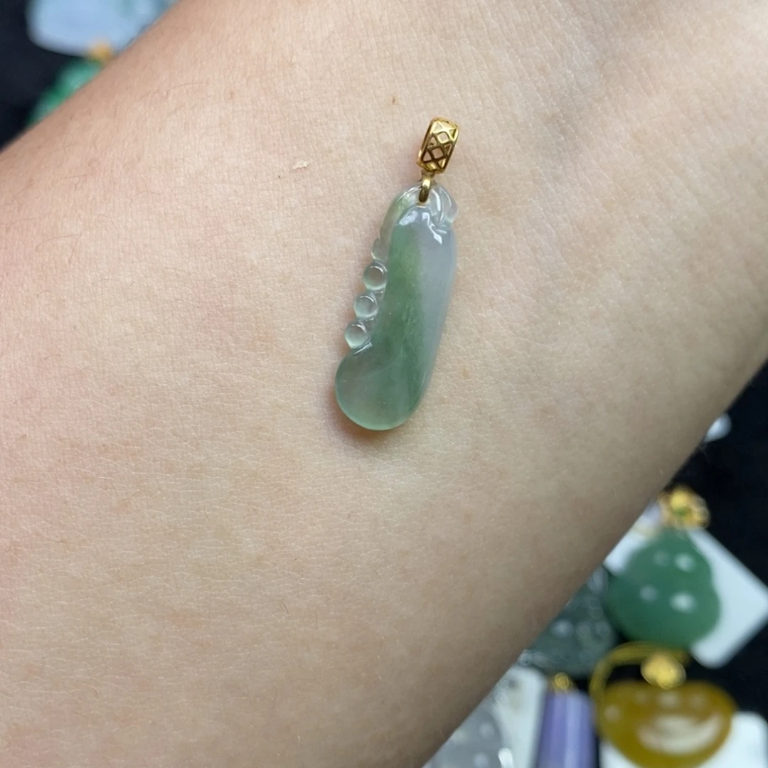 翡翠18K金镶嵌颈饰福瓜