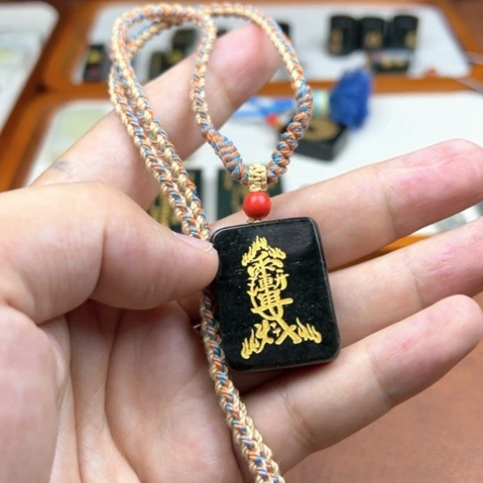 颈饰未镶嵌和田玉（糖玉）