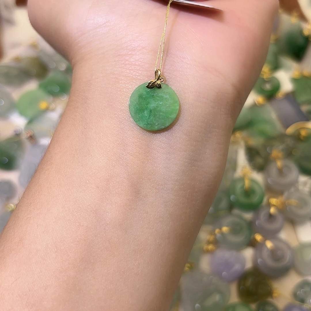 翡翠18K金镶嵌颈饰无事牌