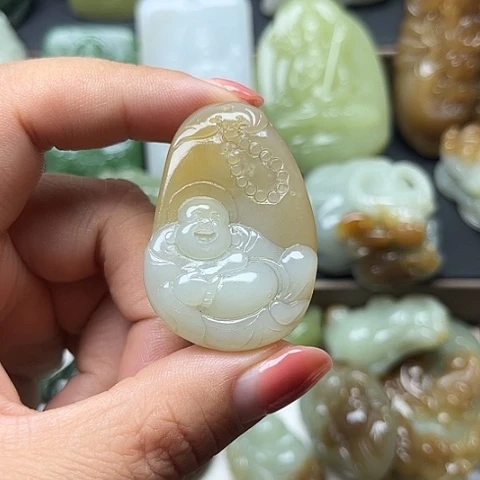 颈饰未镶嵌和田玉龍**人