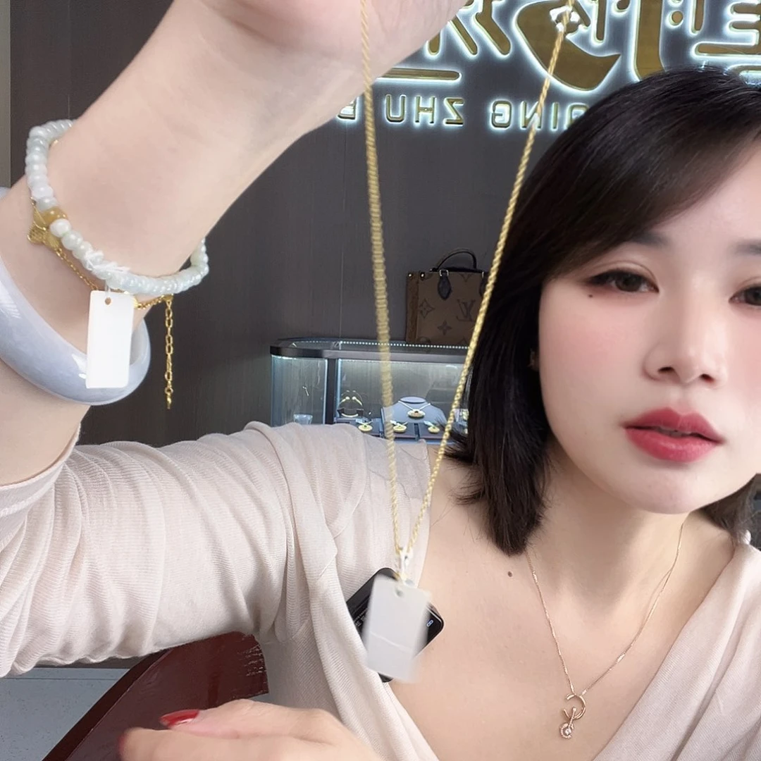 颈饰足银镀金镶嵌翡翠