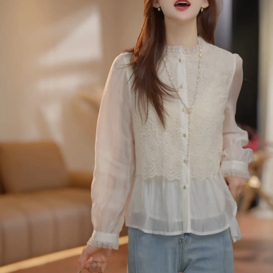 2025年春装新款圆领温柔法式蕾丝衬衫LK2502137