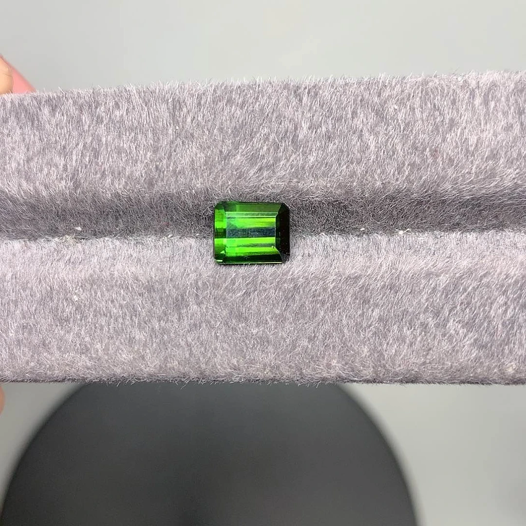 碧玺珠宝奇石未镶嵌电光绿碧玺2.97克拉未镶嵌