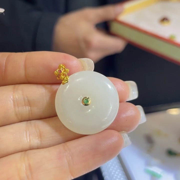 和田玉18K金镶嵌颈饰