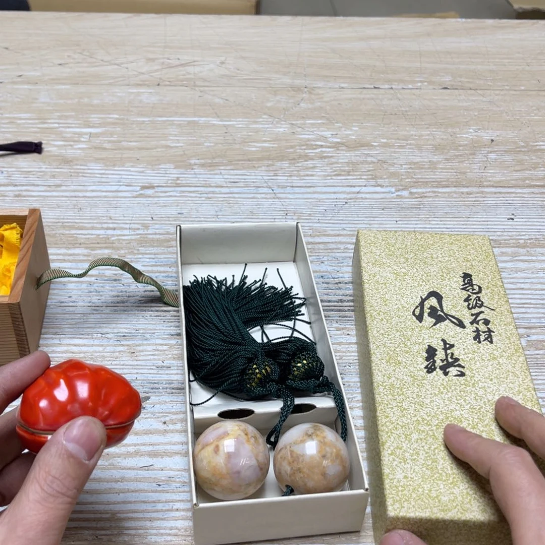 瓷片山***水密密麻麻地排列着一个