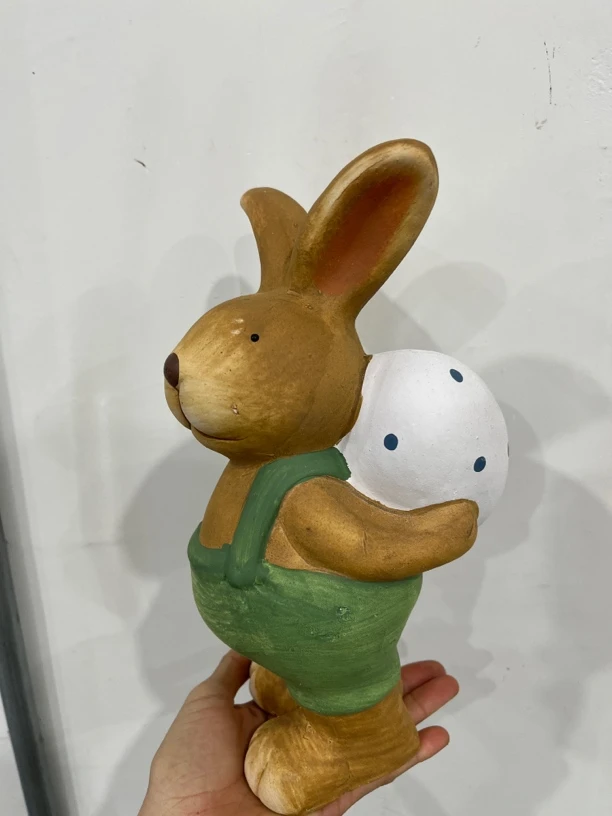 陶瓷可爱动物摆件背带裤兔子抱蛋户外阳台装饰摆件