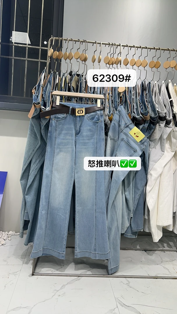 杰森在13行找当季尾巴牛仔裤