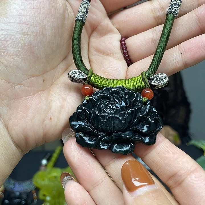 蛇纹石玉未镶嵌颈饰