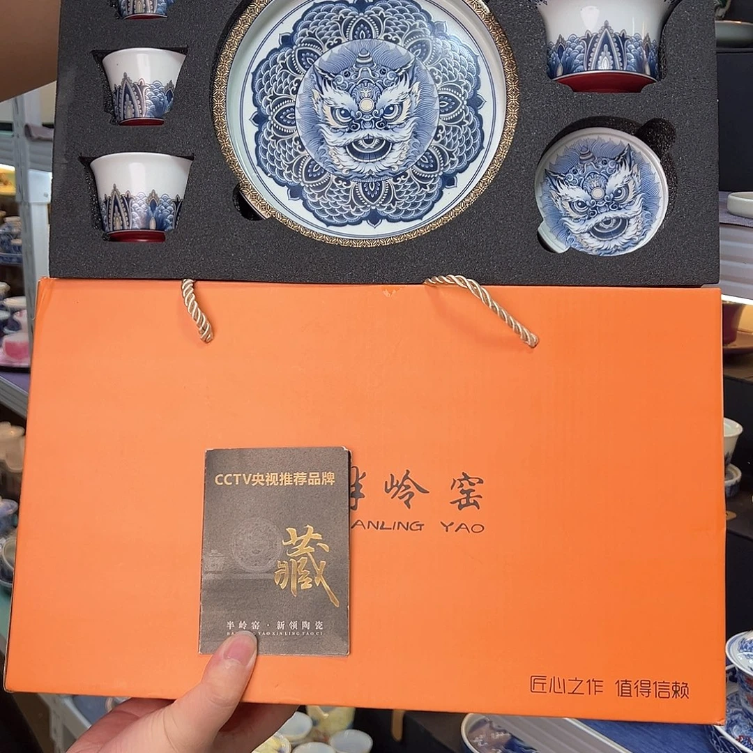 盖碗里的水煮开后放入锅