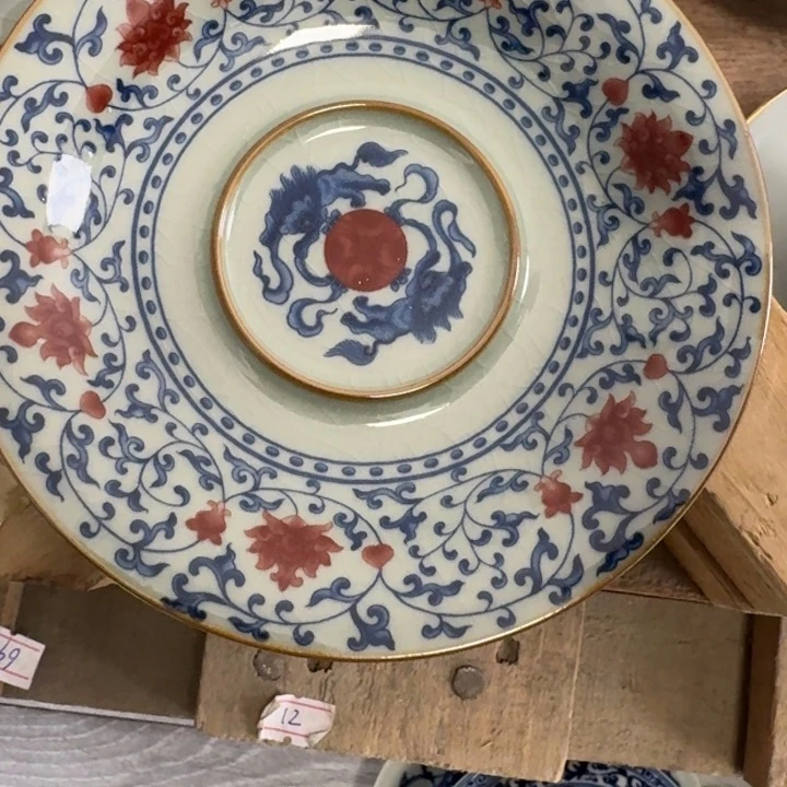 缠枝莲釉里红元宝盖碗