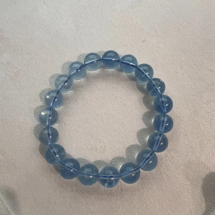 无***。手链未镶嵌水晶海蓝宝