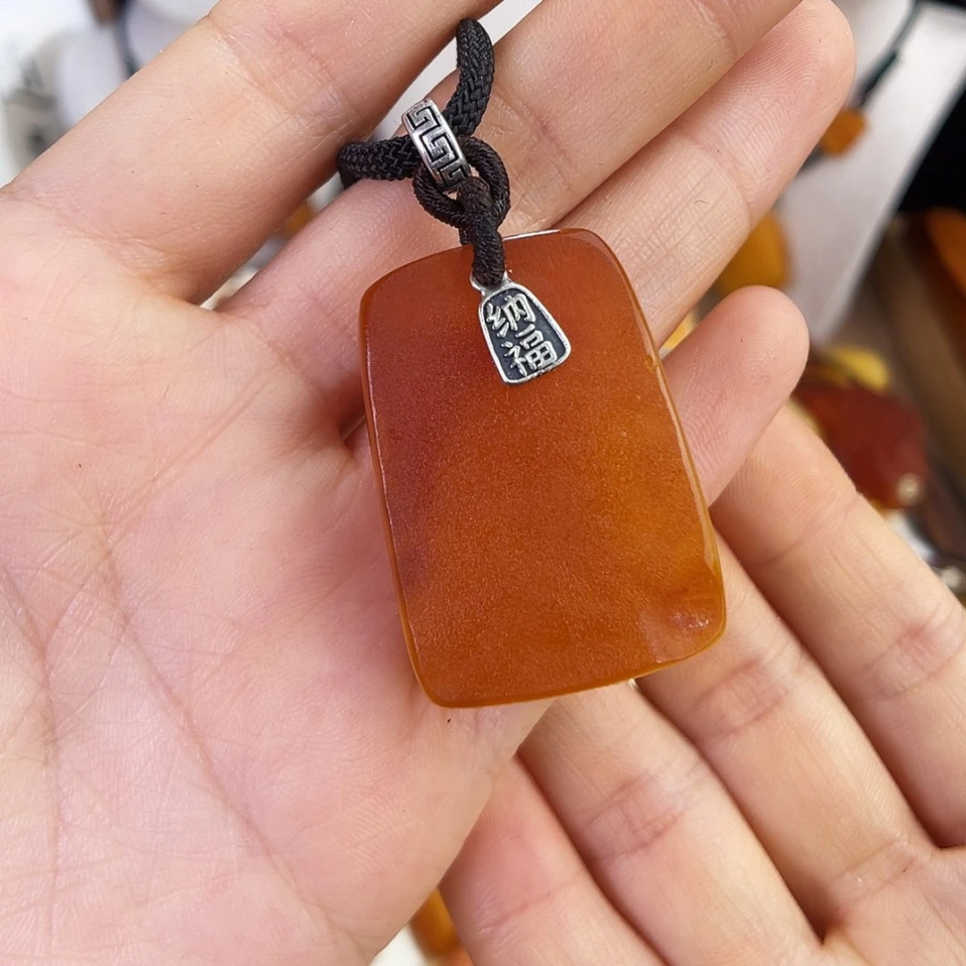 琥珀珠宝奇石未镶嵌。