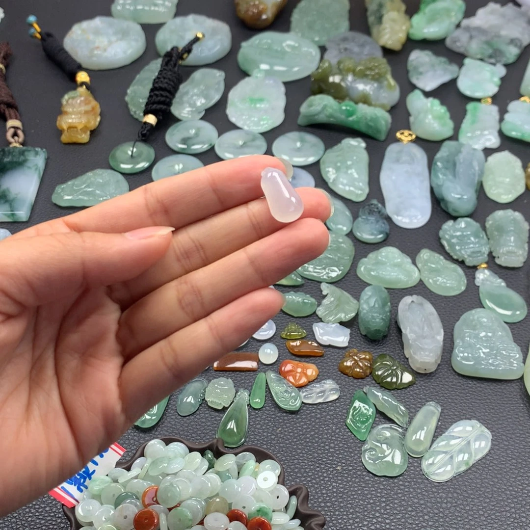 翡翠颈饰未镶嵌瓜