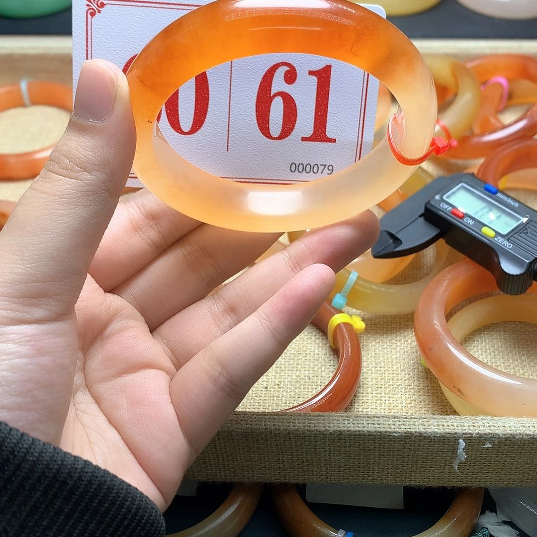 未镶嵌石英质玉（黄龙玉）手镯