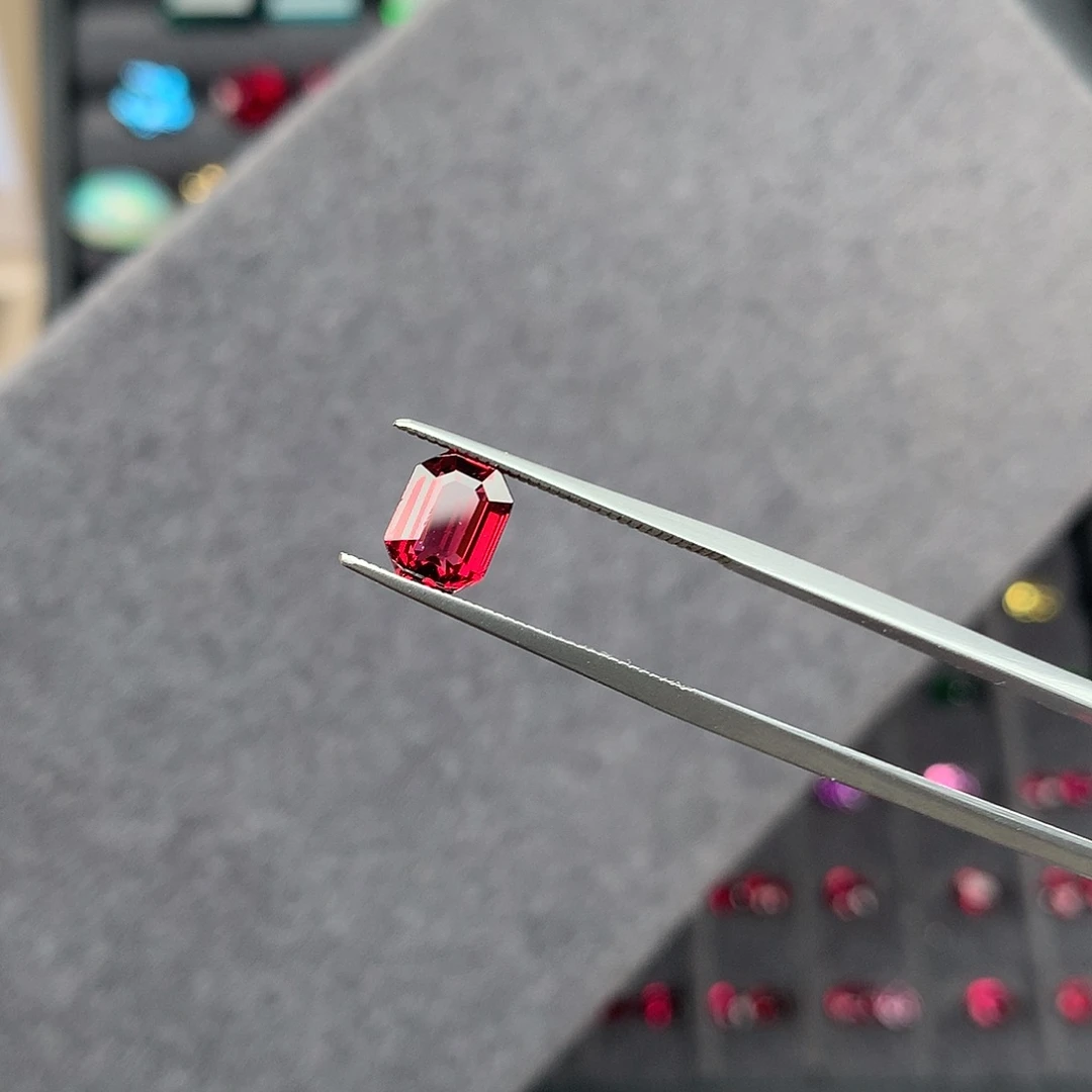 石榴石（紫牙乌）裸石未镶嵌1.95克拉