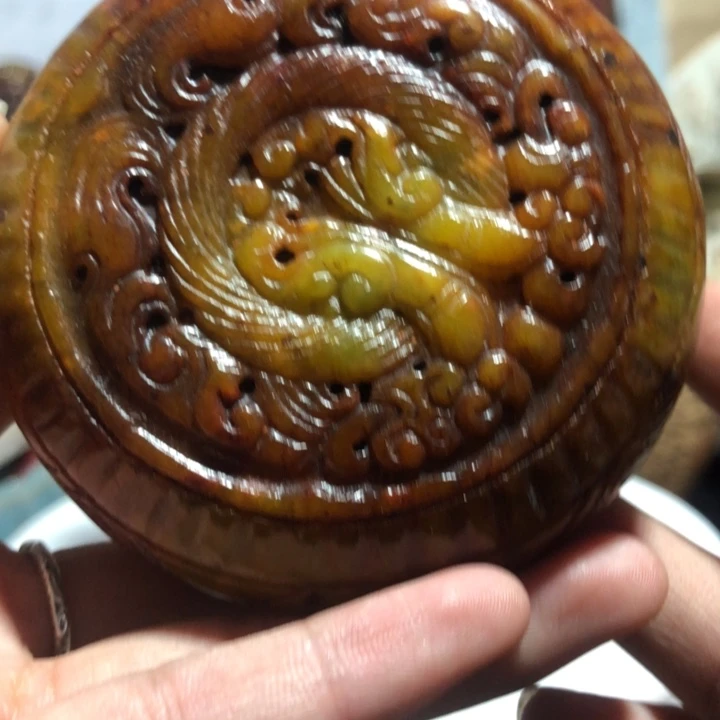 一个精美的玉器粉盒