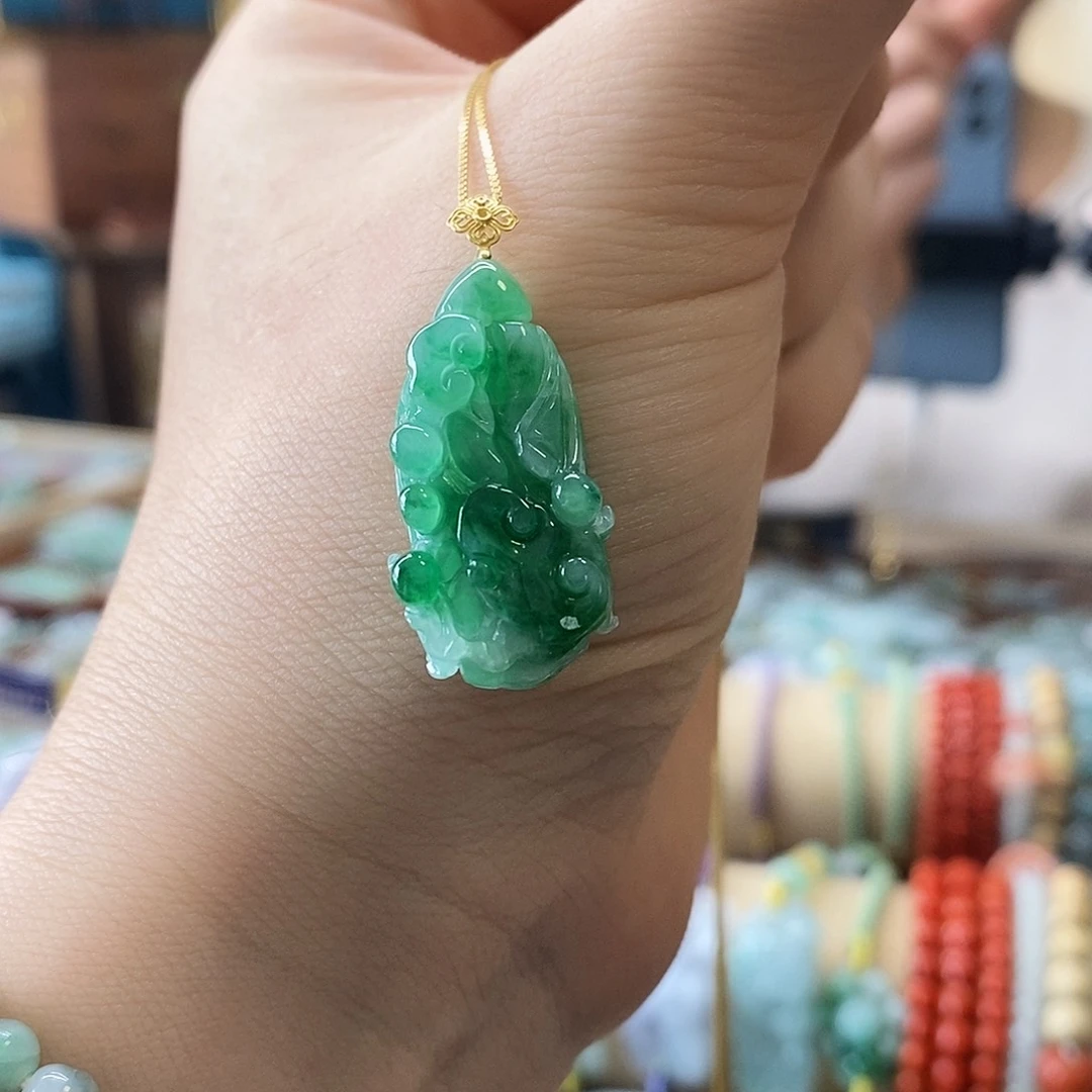 翡翠挂件18K金镶嵌翡翠挂件