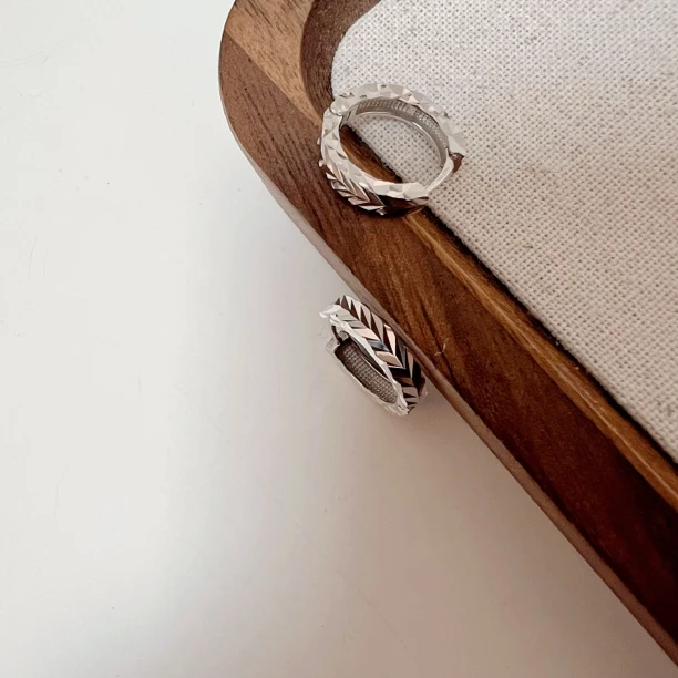 925银耳饰 精工时尚百搭电白高级感切面爆闪车花银耳饰