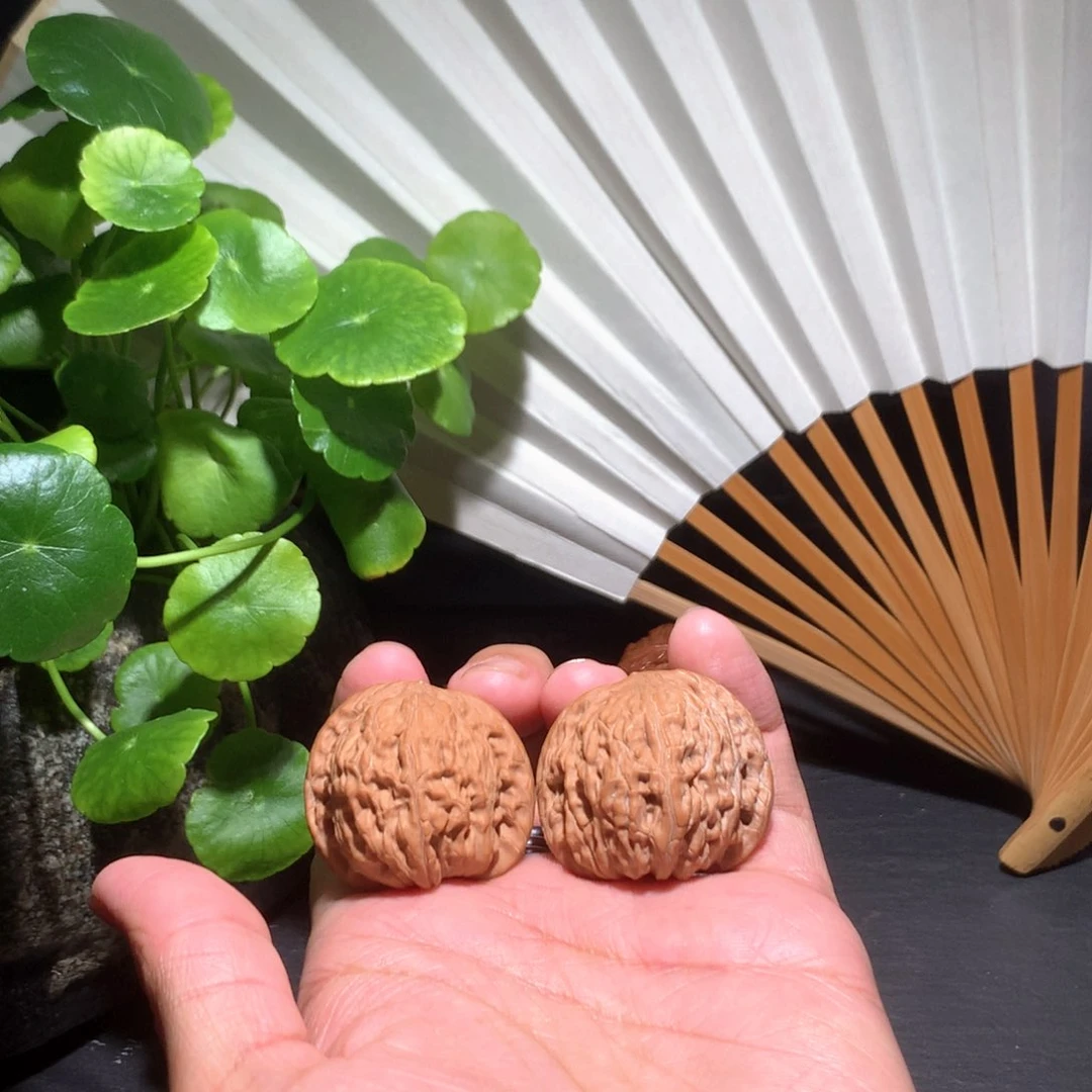 文玩核桃把件鱼的红皮磨盘052407