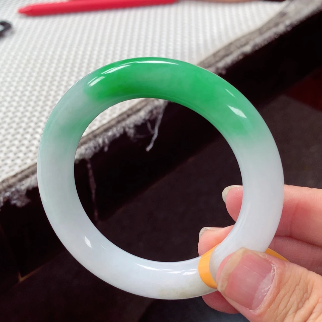 翡翠手镯未镶嵌缅甸