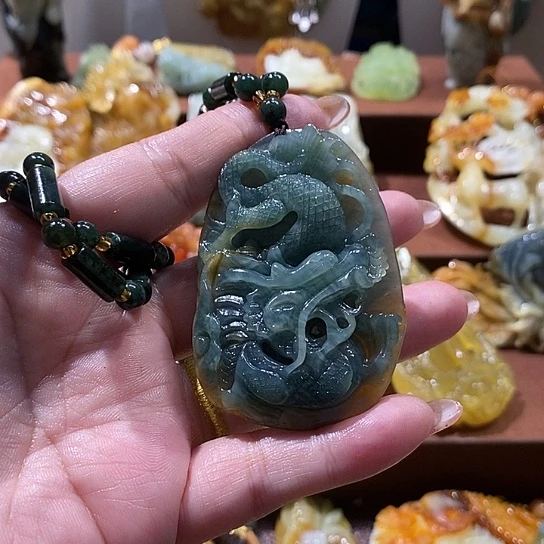 三***爷蛇纹石玉未镶嵌颈饰
