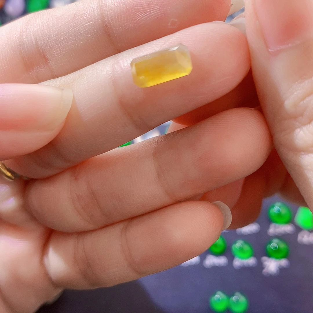 翡翠未镶嵌颈饰黄马鞍切割