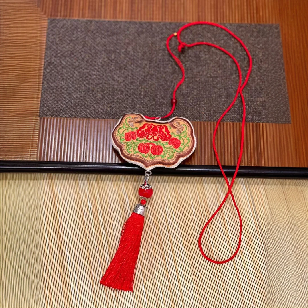 櫟丝御锦【长命锁】柞蚕丝古风刺绣挂件随身平安包挂件摆件 D240305
