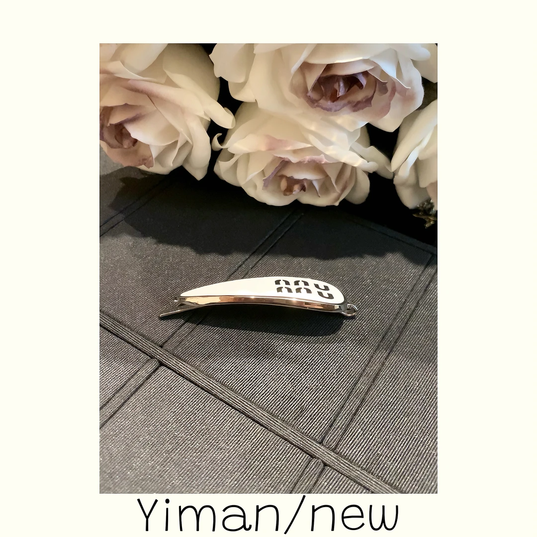 白色珐琅字母发夹MZ3649