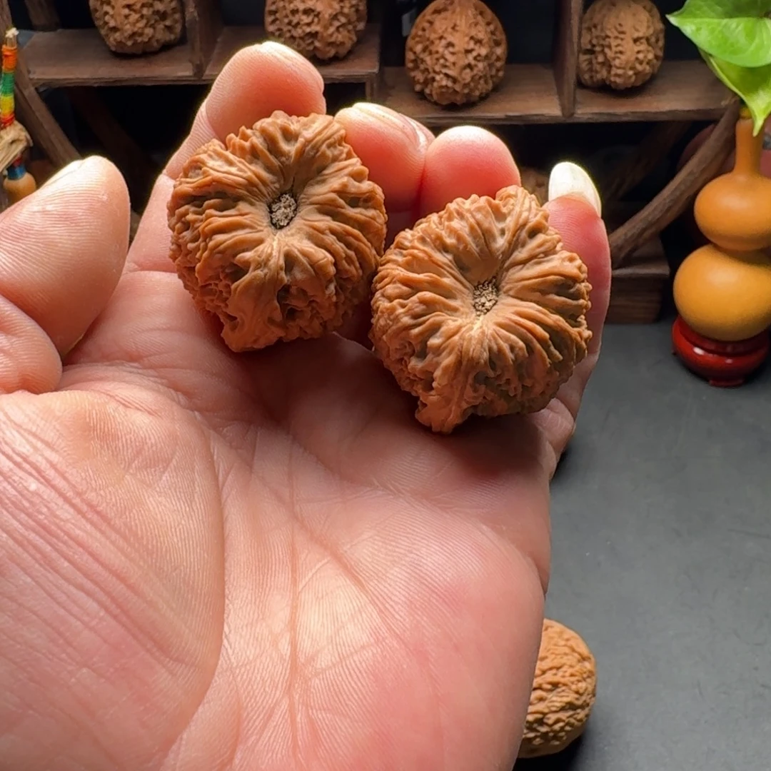 锦****文玩核桃把件南疆石团子凹底蚂蚁拉丝尺寸40
