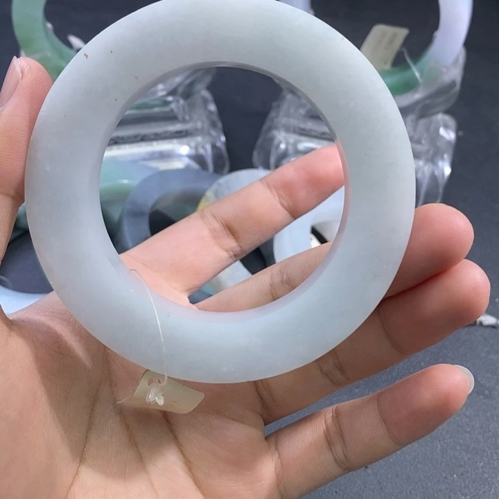 定制翡翠未镶嵌翡翠手镯