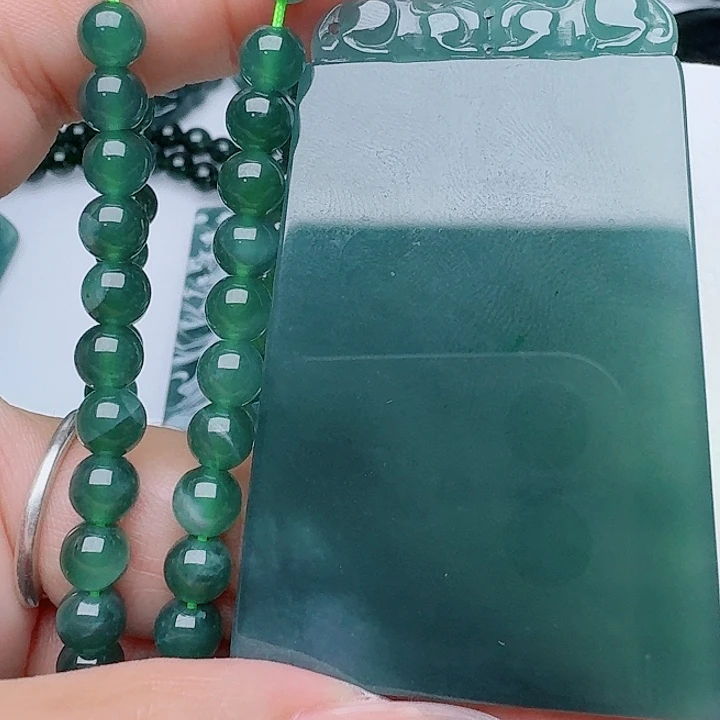翡翠未镶嵌颈饰多样性发其一