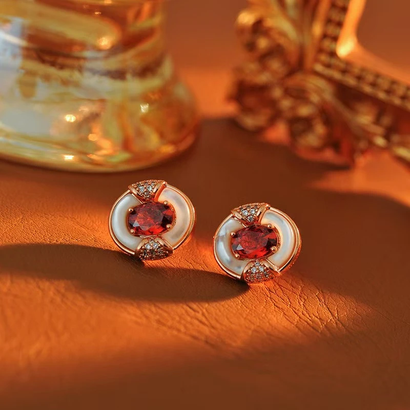 铜合金合成锆石耳饰 e186---爱心轻奢微镶小众个性气质新款耳钉
