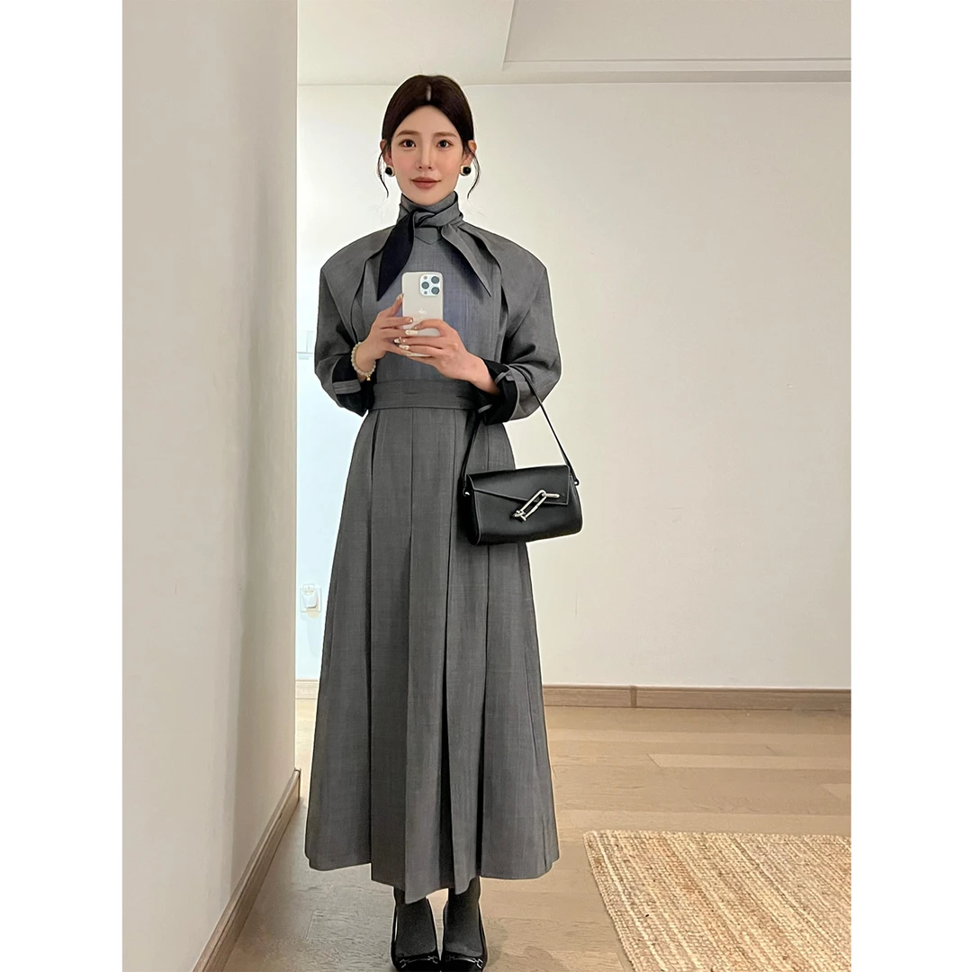 北欧风灰色西装连衣裙女秋季流行风格新款气质修身显瘦中长款长裙