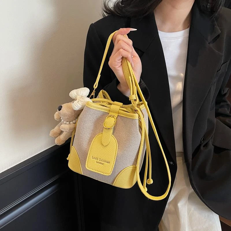 超火小包包女2025新款韩国小众帆布单肩斜挎包休闲百搭撞色水桶包